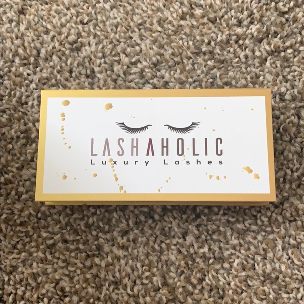 Lashaholic Luxury Lashes
